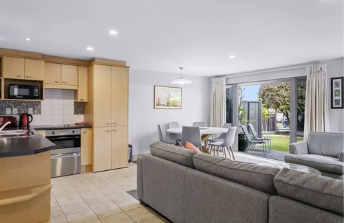 Taupo Maison | 3 BR Holiday home - Steps to the lake and short, scenic stroll to town