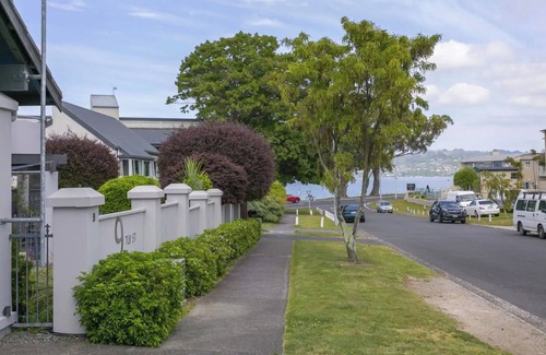 Taupo Maison | 3 BR Holiday home - Steps to the lake and short, scenic stroll to town