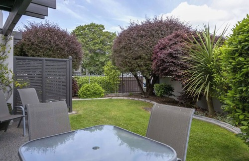 Taupo Maison | 3 BR Holiday home - Steps to the lake and short, scenic stroll to town