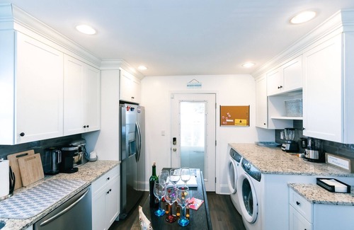 Asbury Park Maison | 3-BR house walk to beach, shopping, bars, NYC train. 6-beach passes & 4-bikes.