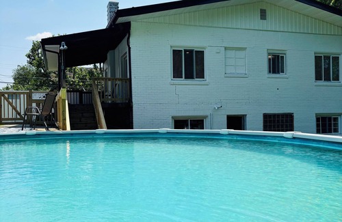 West Mifflin Maison | 3 BR House with pool Near Kennywood, Restaurants, Golf, Pittsburgh