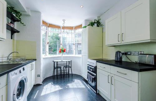 Prestwich Maison | 3 BR Property in Prestwich 15 mins from Manchester City Centre Garden Free parking Superfast WIFI Netflix