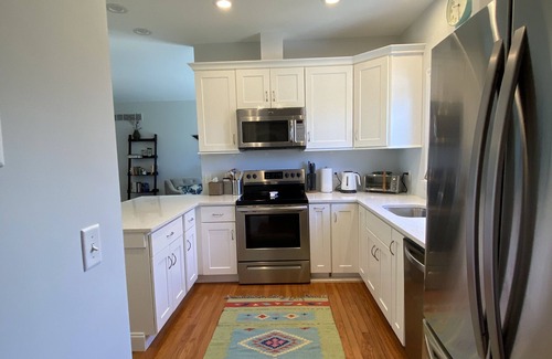Easton's Point Maison | 3 BR -Walk to the beaches & Cliff walk. Quiet tree lined neighborhood!