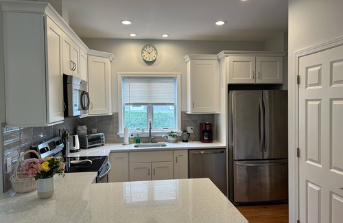 Easton's Point Maison | 3 BR -Walk to the beaches & Cliff walk. Quiet tree lined neighborhood!