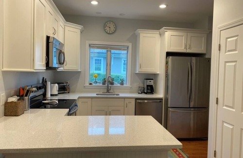 Easton's Point Maison | 3 BR -Walk to the beaches & Cliff walk. Quiet tree lined neighborhood!