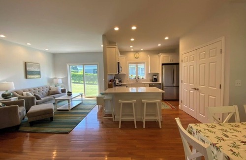 Easton's Point Maison | 3 BR -Walk to the beaches & Cliff walk. Quiet tree lined neighborhood!