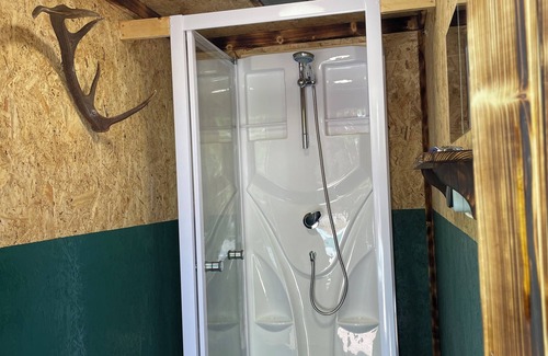 Stall Location De VR | 3 campspace with shower, toilet and electricity. in the winter no shower.