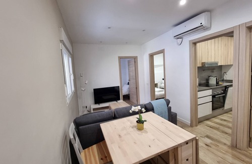 Cornella de Llobregat Appartement | 3 Dormitorios con un Balcón Ideal Para Familias o Viajes de Negocios