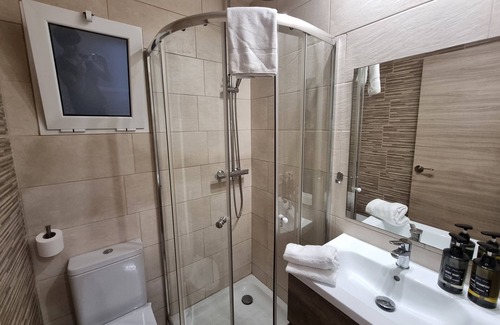 Cornella de Llobregat Appartement | 3 Dormitorios con un Balcón Ideal Para Familias o Viajes de Negocios