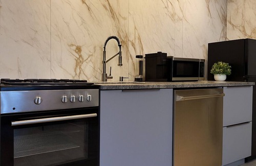 Central Northside Appartement | 3 KING BEDS Free parking Steps from Everything
