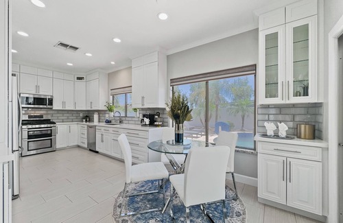 Queenland Manor Maison | 3 King Rooms, Sleeps 12 Heated Pool, Waterslide Paradise!