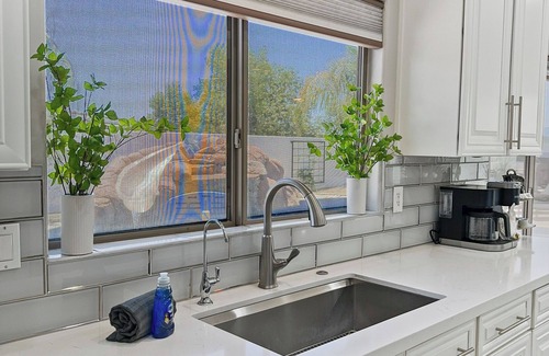 Queenland Manor Maison | 3 King Rooms, Sleeps 12 Heated Pool, Waterslide Paradise!