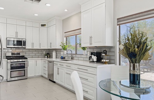 Queenland Manor Maison | 3 King Rooms, Sleeps 12 Heated Pool, Waterslide Paradise!
