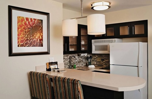 Vance Jackson Appartement | 3 Large Suites with Private Full Kitchens! Pets are Welcome! W/ Outdoor Pool!