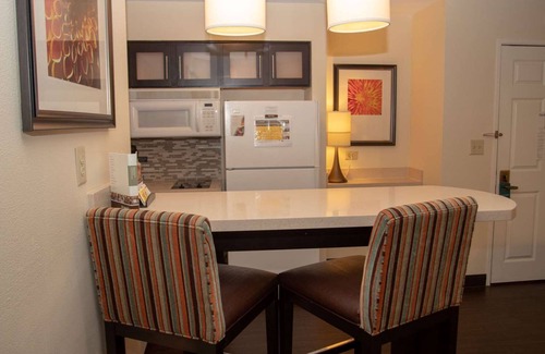 Vance Jackson Appartement | 3 Large Suites with Private Full Kitchens! Pets are Welcome! W/ Outdoor Pool!