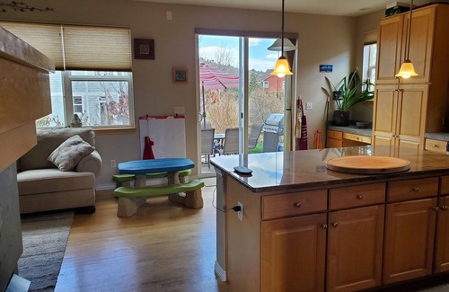 Lyons Maison | 3 Level House: 4 Bdrm/3.5 bath: Sleeps 8 +4 possible