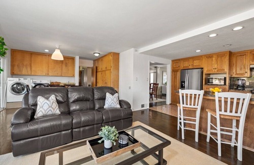 National City Maison | 3 Living Rooms 5BR/4B w/ Yard!
