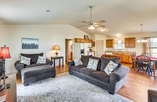 Fort Coffee Maison | 3 Mi to Arkansas River Rural Family Home with Yard