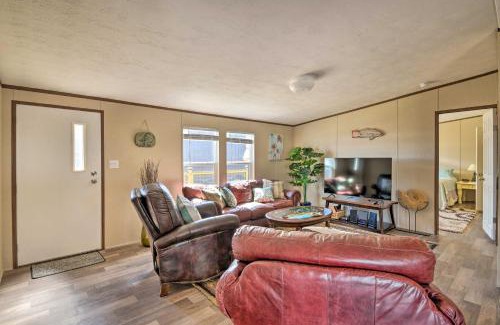 Port O Connor Maison | 3 Mi to Beach Home with Deck in Port OConnor!