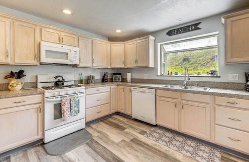 Warrenton Maison | 3 Mi to Beach: Oregon North Coast Retreat