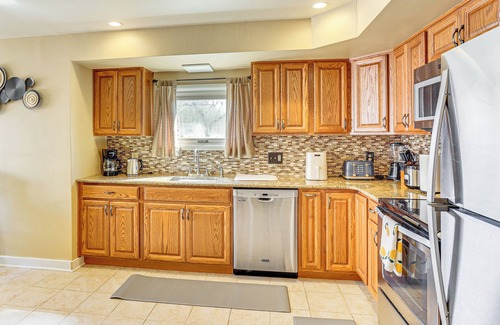 Sinking Spring Maison | 3 Mi to Berkshire Mall: Suburban Stay w/ Yard!
