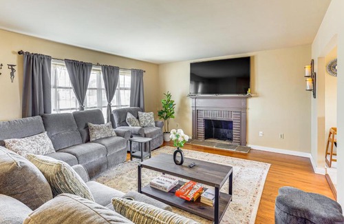Sinking Spring Maison | 3 Mi to Berkshire Mall Suburban Stay with Yard!