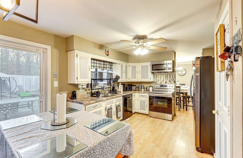 Dover Maison | 3 Mi to Dover Motor Speedway: Pet-Friendly Retreat