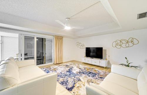 East Naples Appartement | 3 Mi to Downtown Naples Country Club Condo!