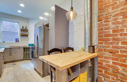 Lawrenceville Maison | 3 Mi to Dtwn: Charming Row House in Pittsburgh