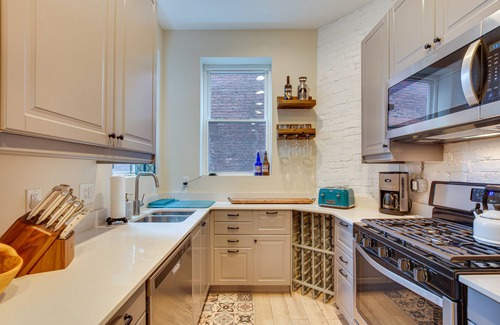Lawrenceville Maison | 3 Mi to Dtwn: Charming Row House in Pittsburgh