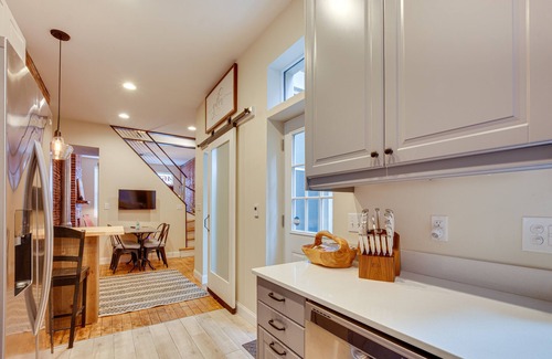 Lawrenceville Maison | 3 Mi to Dtwn: Charming Row House in Pittsburgh