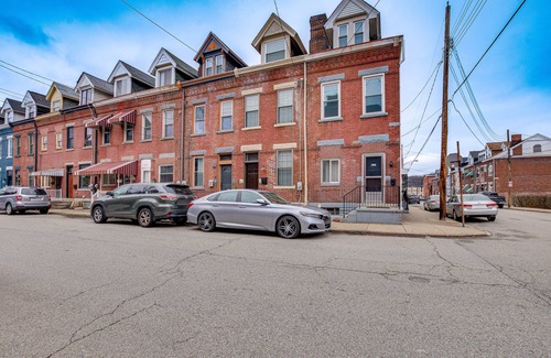 Lawrenceville Maison | 3 Mi to Dtwn: Charming Row House in Pittsburgh