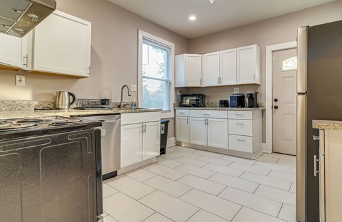 Detroit Maison | 3 Mi to Dtwn Detroit: Spacious Home w/ Yard!