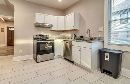 Detroit Maison | 3 Mi to Dtwn Detroit: Spacious Home w/ Yard!