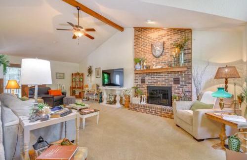 Jefferson City Maison | 3 Mi to Dtwn Jefferson City Family Home with Deck