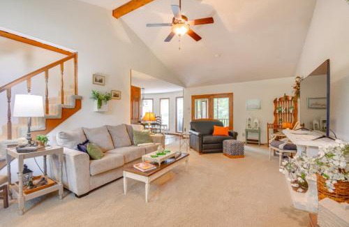 Jefferson City Maison | 3 Mi to Dtwn Jefferson City Family Home with Deck