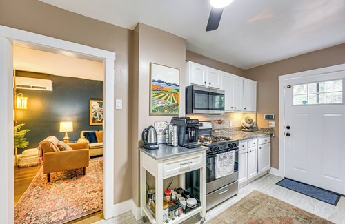 Wilkinsburg Maison | 3 Mi to Frick Park: Artsy, Urban Retreat w/Deck