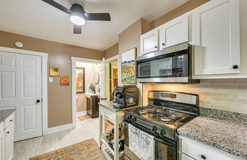 Wilkinsburg Maison | 3 Mi to Frick Park: Artsy, Urban Retreat w/Deck