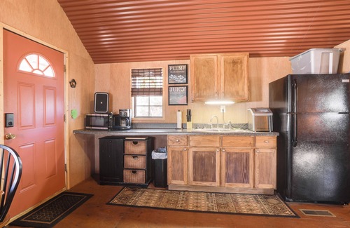 Clinton Cabine | 3 Mi to Greers Ferry Lake: Peaceful Cabin w/ Deck!