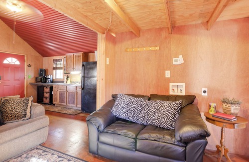 Clinton Cabine | 3 Mi to Greers Ferry Lake: Peaceful Cabin w/ Deck!