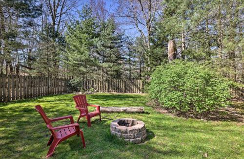 Pocono Summit Maison | 3 Mi to Kalahari Pocono Mountain Home with Fire Pit
