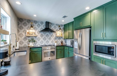 College Station Maison | 3 Mi to Kyle Field-Luxury 5 bedroom/4.5 Bath on 1.5 Acres-Fire Pit/Patio-3500 sf