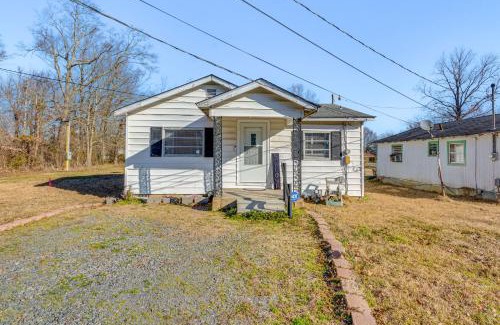 Pine Bluff Maison | 3 Mi to Lake Saracen Pine Bluff Home with Grill!
