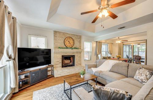Universal City Maison | 3 Mi to Randolph AFB Family Home with Poker Table!