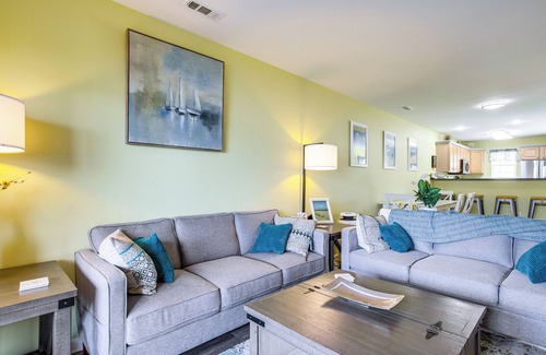 Lewes Appartement | 3 Mi to Savannah Beach: Lewes Condo w/ Pool Access