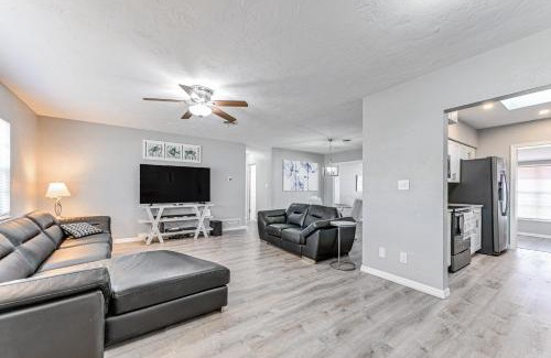 Venice Gardens Maison | 3 Mi to Venice Beach Pet-Friendly Home with Yard