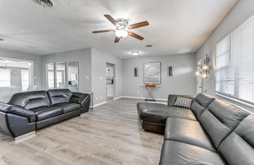 Venice Gardens Maison | 3 Mi to Venice Beach Pet-Friendly Home with Yard