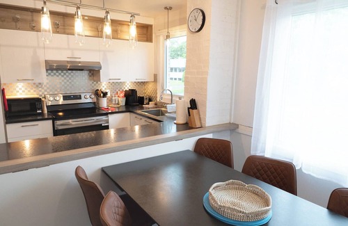 Desjardins Appartement | 3 min from Ferry to Old Quebec Central Cosy 3-bedroom Levis Centre