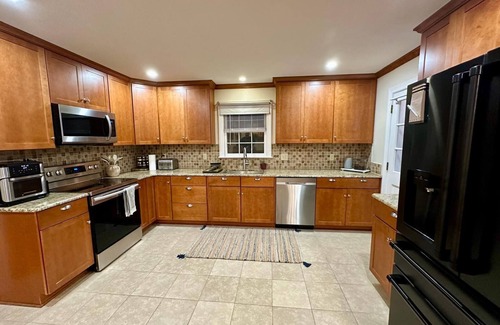 Lynchburg Maison | 3 min to LU, 85" TV, 2 Dining areas, Fenced backyard, Large Driveway