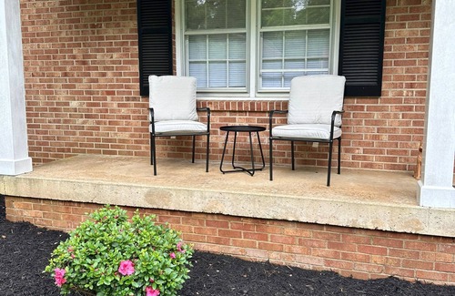 Lynchburg Maison | 3 min to LU, 85" TV, 2 Dining areas, Fenced backyard, Large Driveway